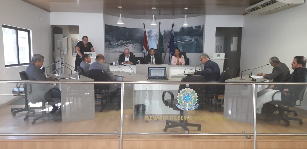 Vereadores denunciam omissão de informações e descaso da Prefeitura com estudantes