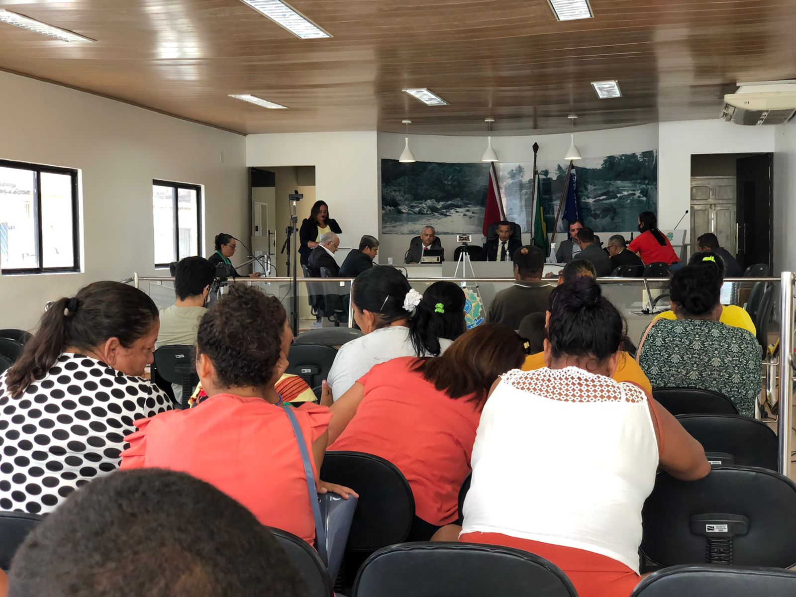 Contemplados pelas casas do Distrito Industrial vão a Sessão e pedem apoio do Legislativo