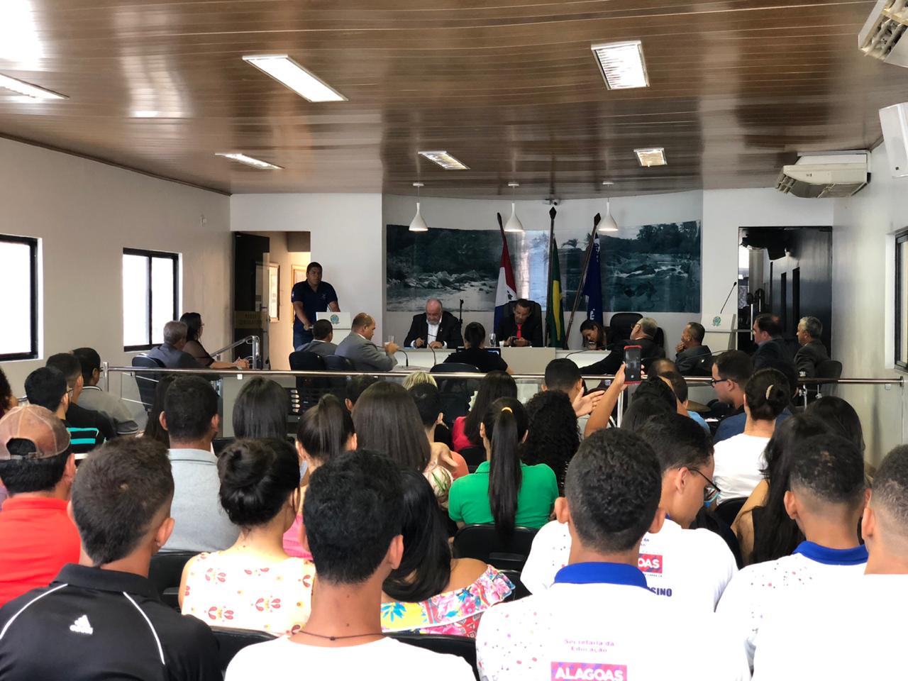 Estudantes universitários pedem apoio de vereadores para a reativação do transporte escolar