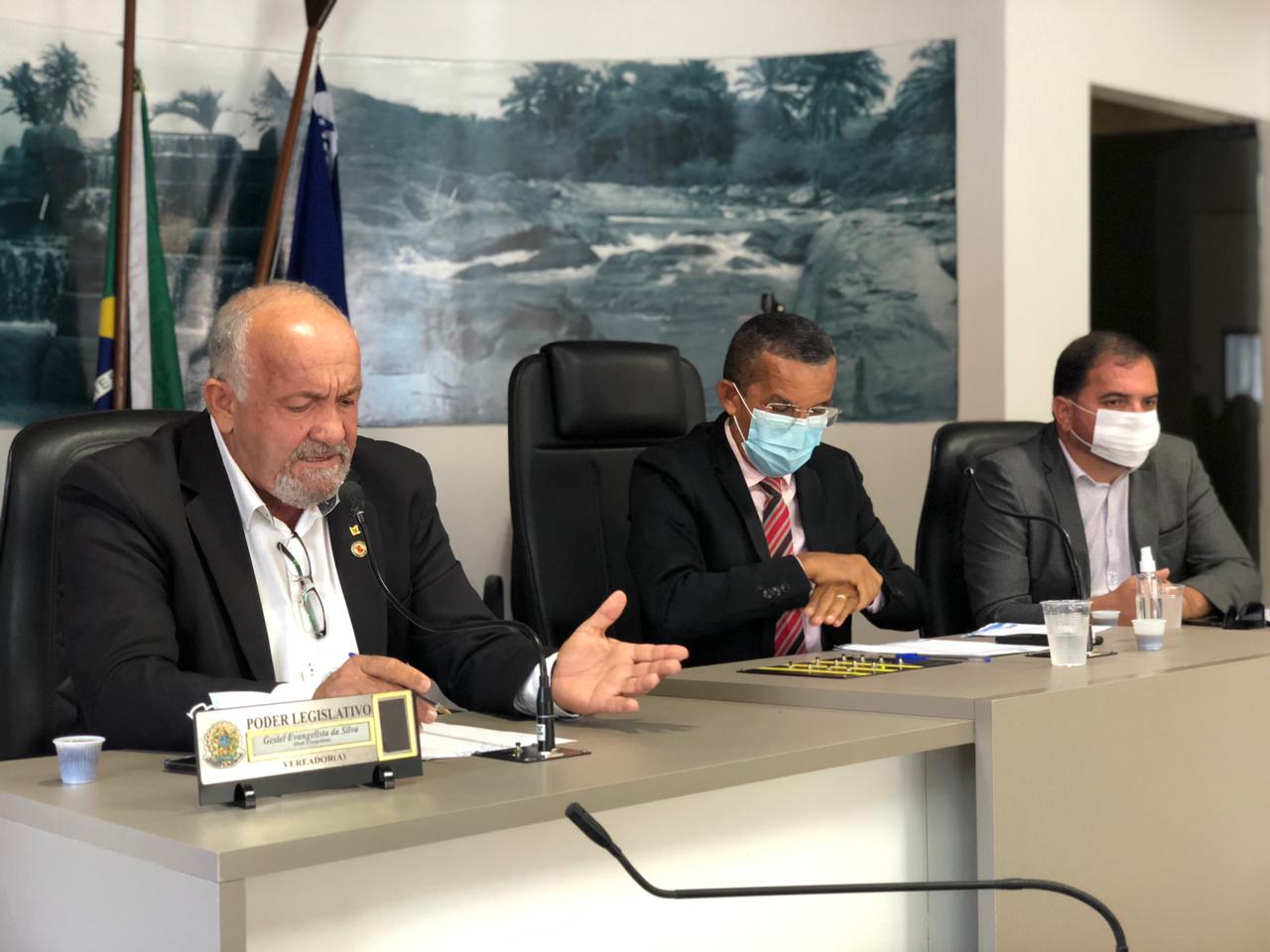 Sessão debate ações da Arsal contra taxistas e homenagens pelo dia das mães