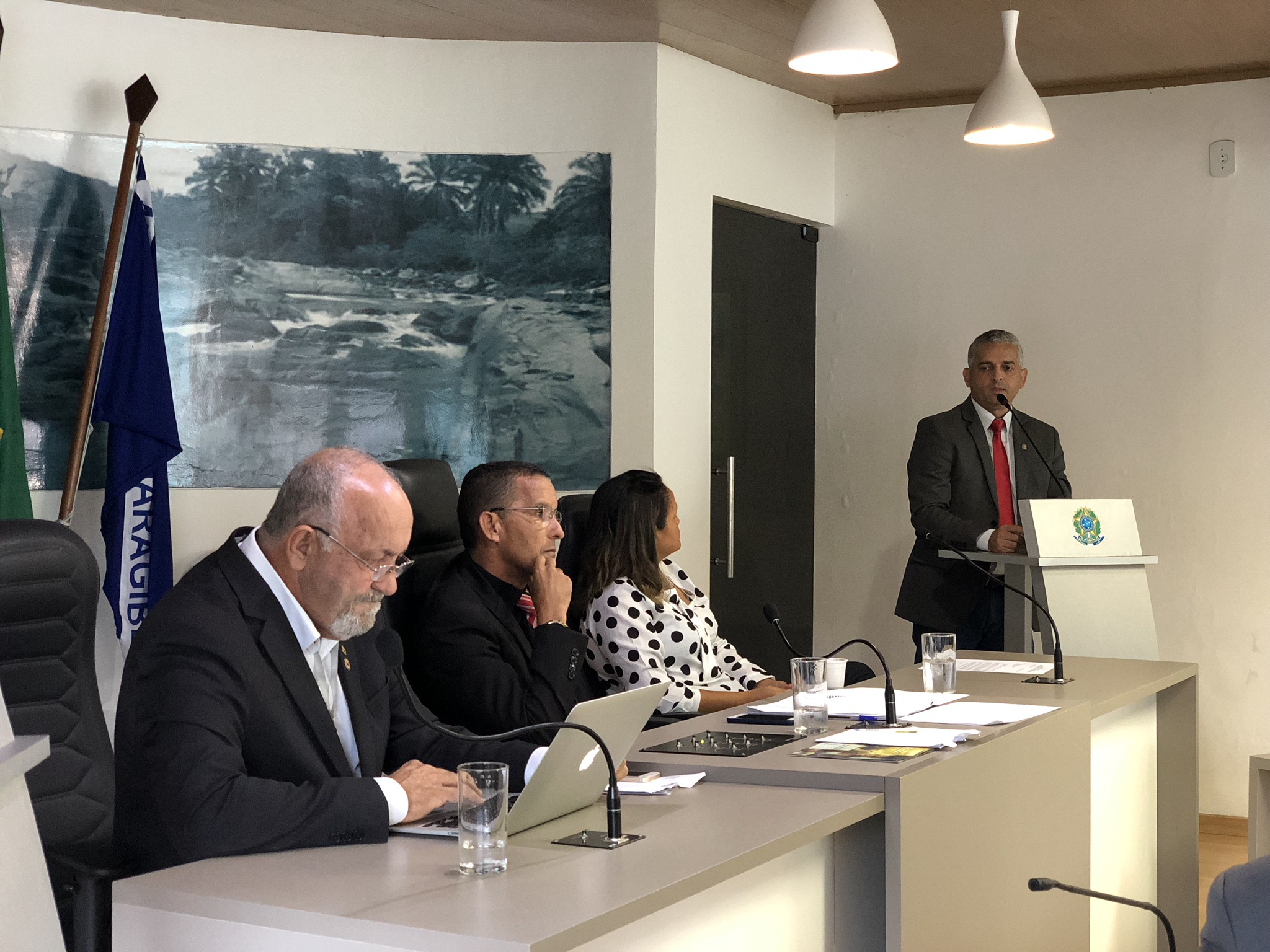 Retorno dos trabalhos é marcado pela apresentação de requerimento ao Executivo